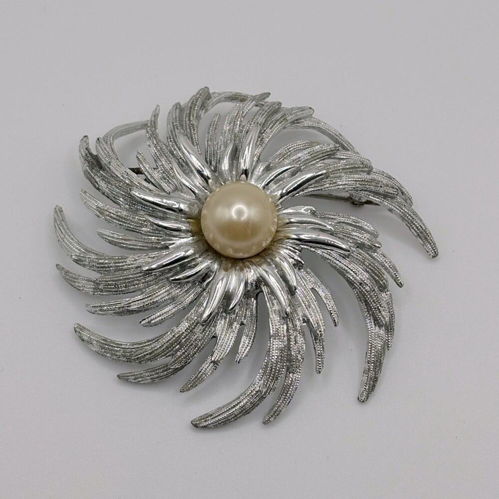 Sarah Coventry Pearl brooch silver toned